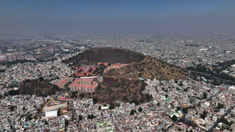 Luftaufnahme-Eines-Wohngebiets-Am-Vulkan-Cerro-Krater-In-Iztapalapa,-Mexiko-Stadt