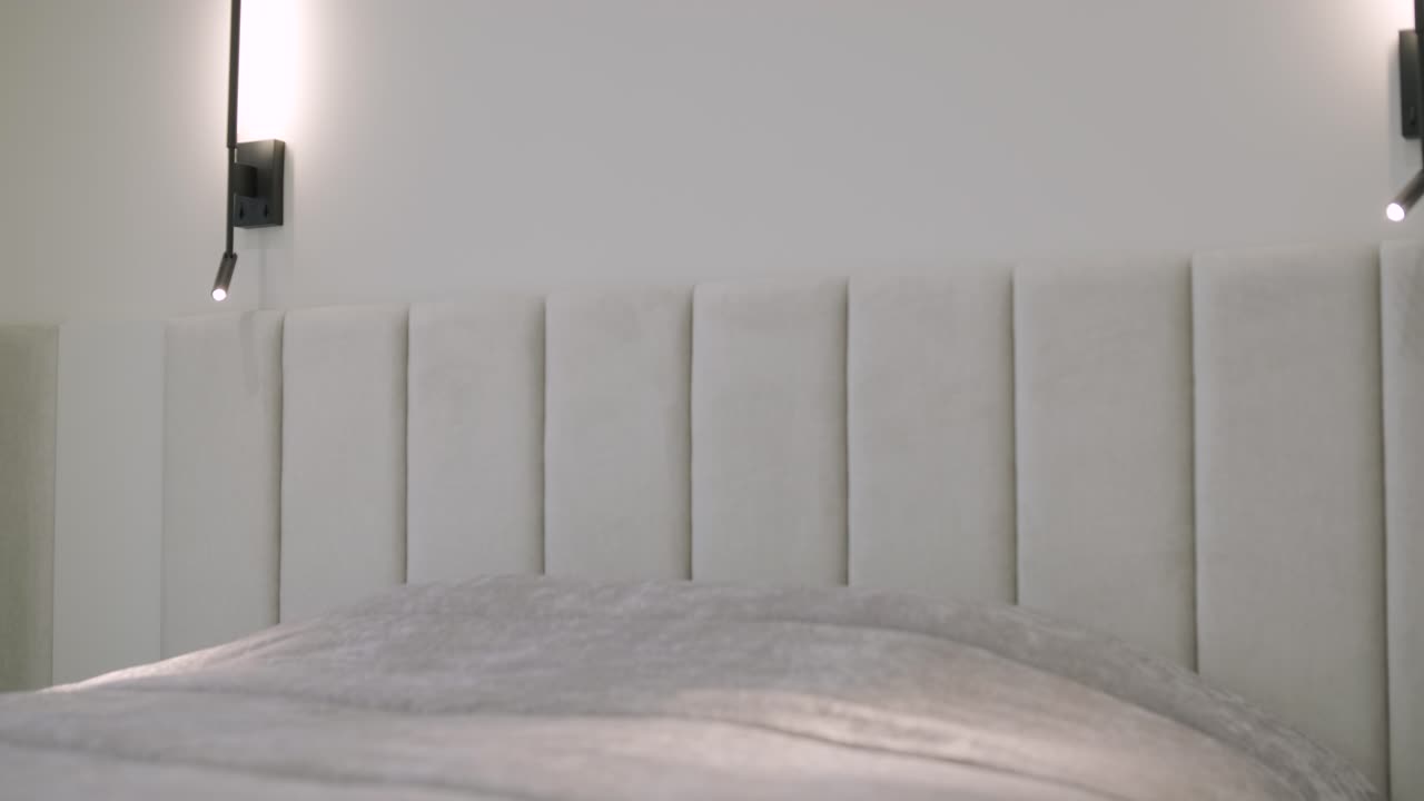 크래프트 바닥 램프와 함께 현대적인 디자인의 아한 침실 인테리어