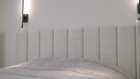 interior de un dormitorio acogedor de diseño moderno con lámpara de piso artesanal