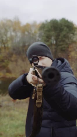 hombre apuntando con un rifle de caza