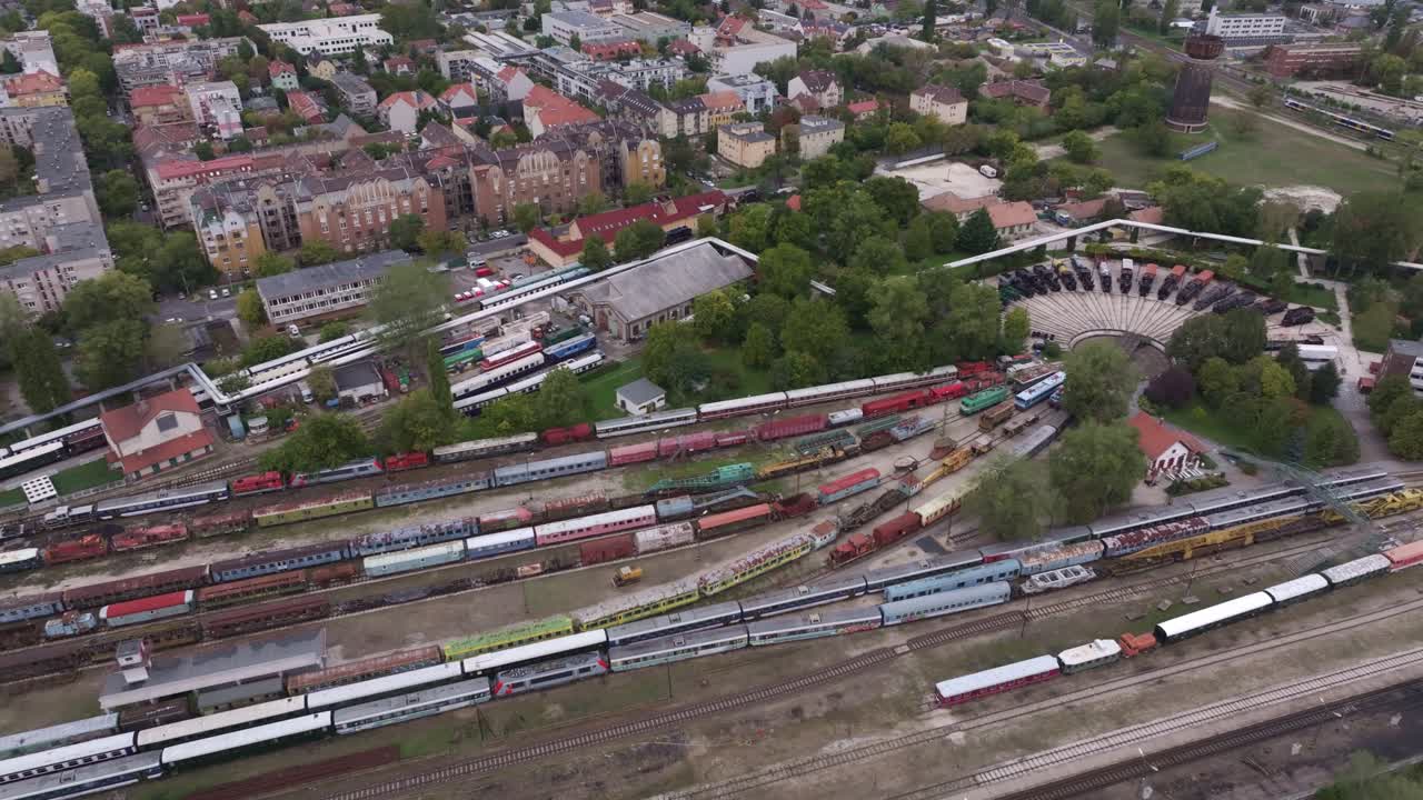 Luftfoto af veterantog udstillet på jernbaneskinner, Budapest, Ungarn