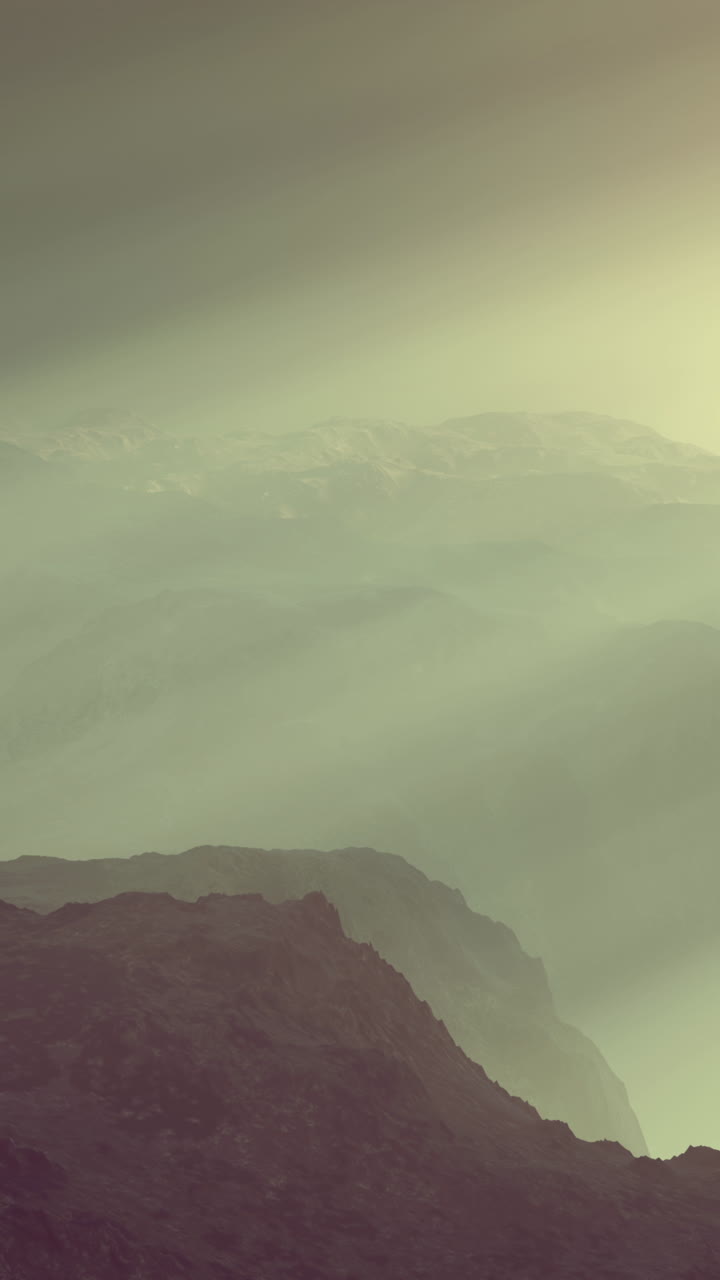 paisaje montañoso brumoso al amanecer