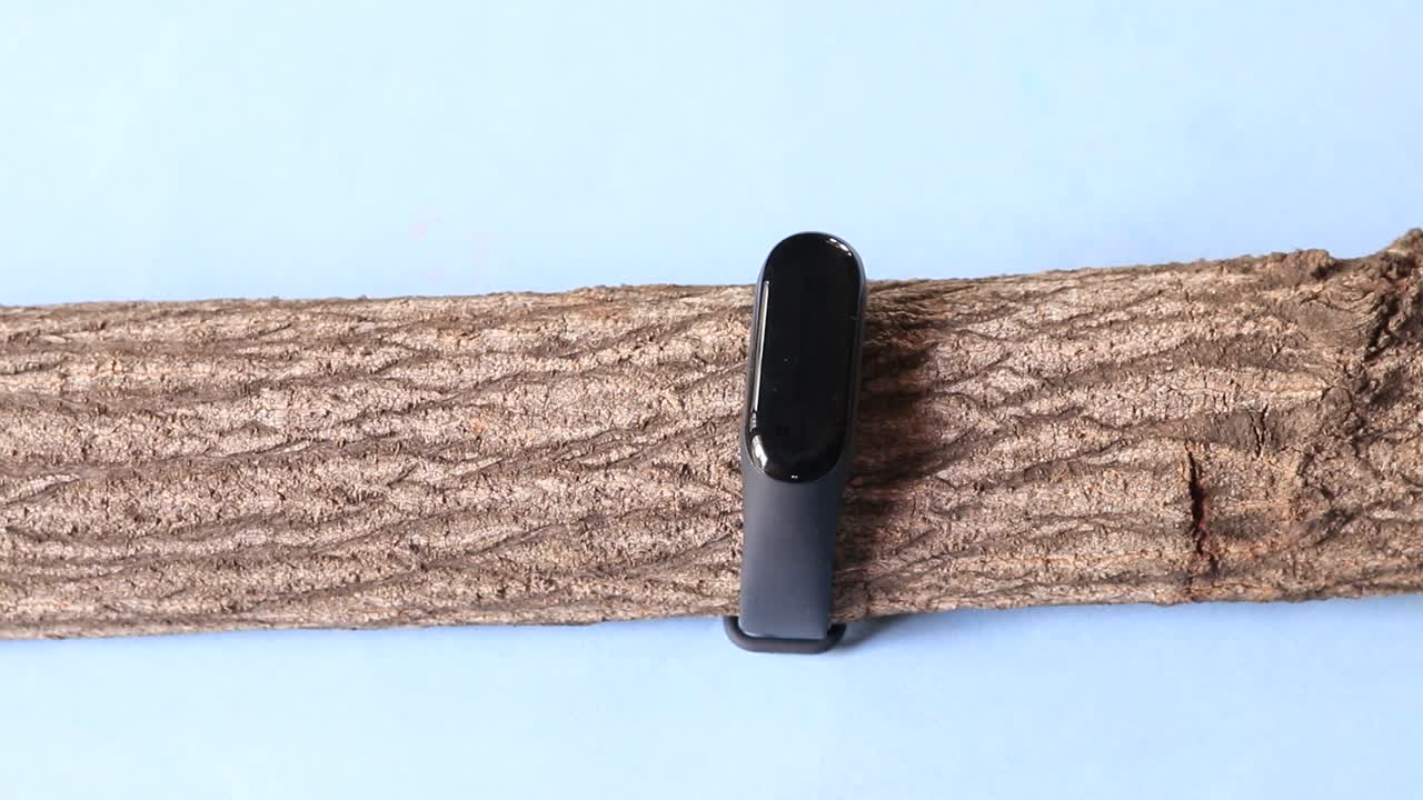 파란색 배경에 격리된 스마트 시계, 건강 시계, 피트니스 추적기