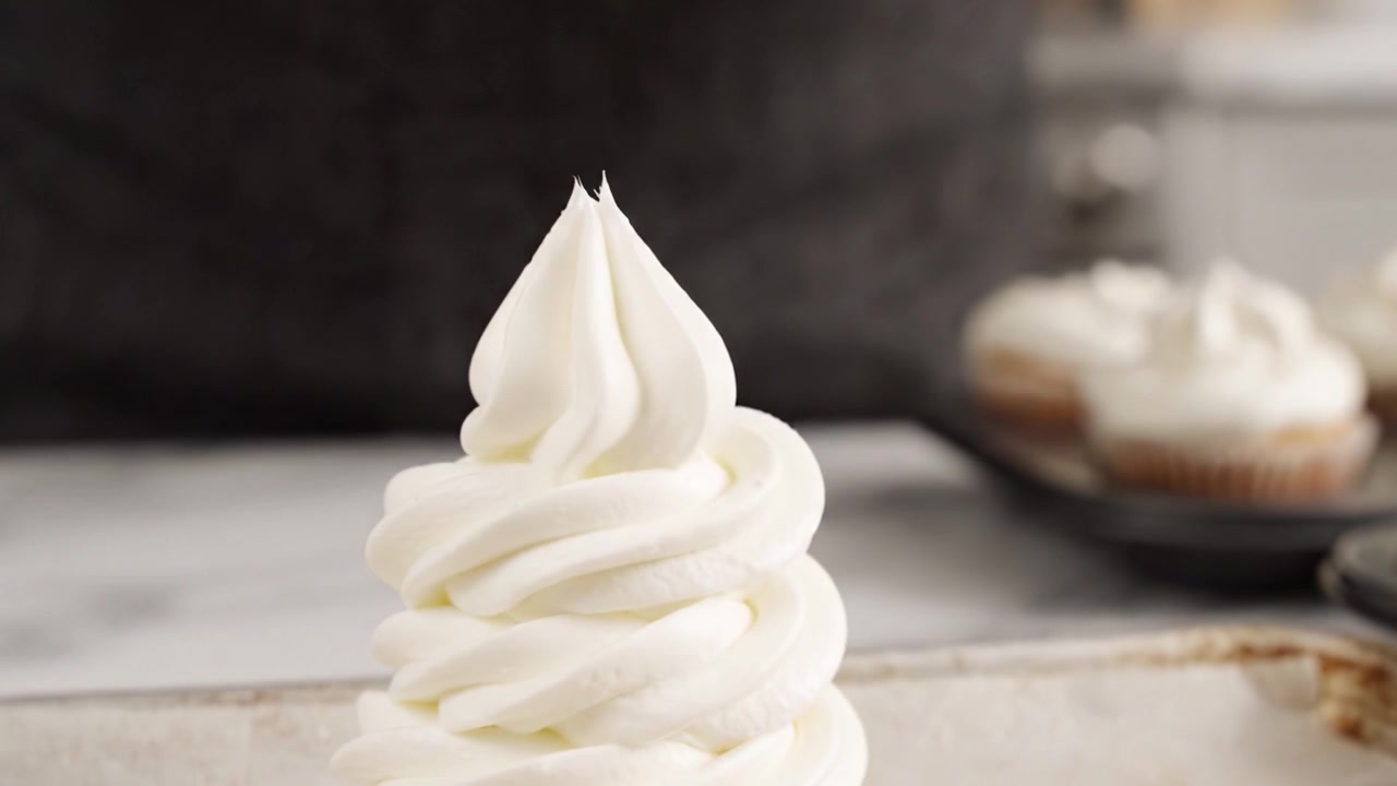 Criando Lindos Toppers de Cupcake com Técnicas de Confeitaria Especializadas: Uma Jornada Pela Arte da Decoração com Glacê Cremoso