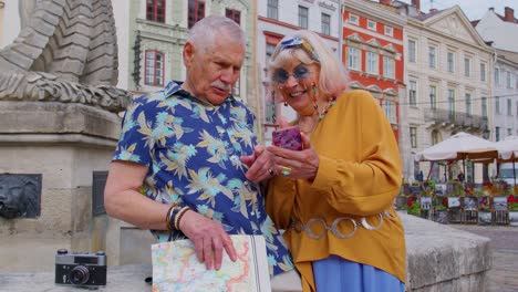 Pareja-De-Turistas-Con-Estilo-Senior-Hombre,-Mujer,-Abuela,-Abuelo-Buscando-La-Manera-De-Usar-El-Teléfono-Inteligente