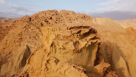 Rückflug-Von-Der-Winderosion,-Felsklippe,-Landschaftsform,-Die-Klippe-An-Der-Küste,-Meer,-Goldene-Farbe-Bei-Sonnenuntergang-In-Der-Nähe-Des-Meeresstrandes-Im-Nahen-Osten,-Asien,-Katar,-Vereinigte-Arabische-Emirate,-Grenze-Zum-Golf,-Wasser-Abenteuerreise