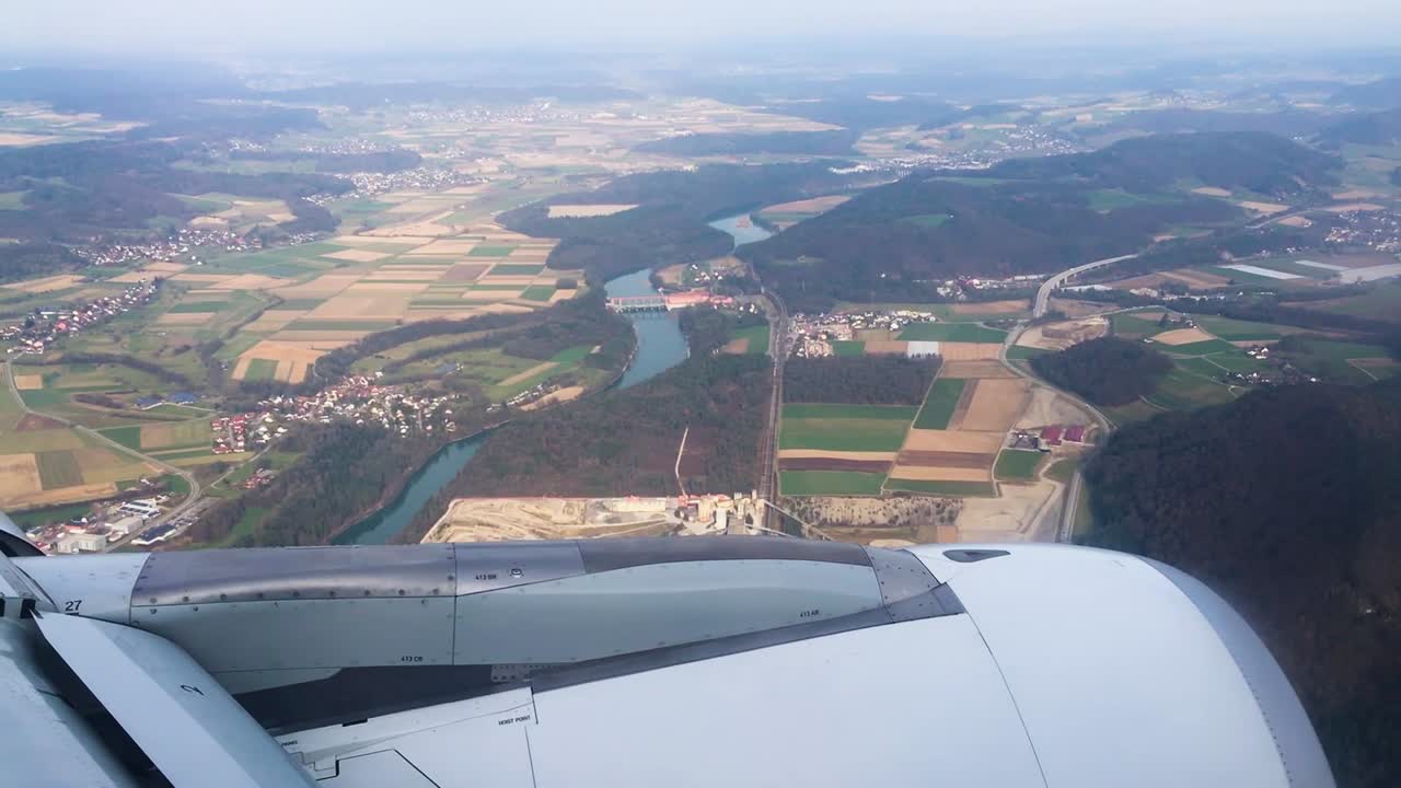 vista de turbina desde un avión que vuela sobre una ciudad, paisaje, campos en europa