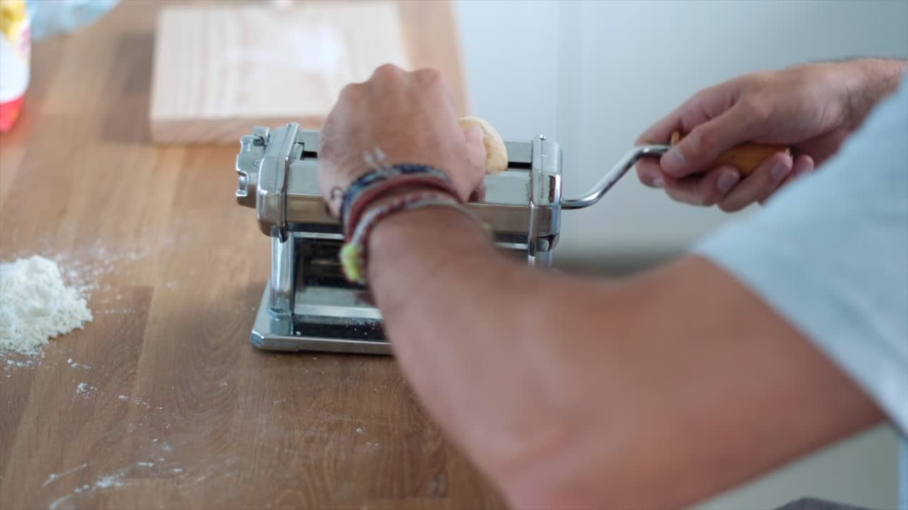 파스타 완벽성: 4k 비디오를 만드는 사람의 친밀한 슬로우 모션 클로즈업