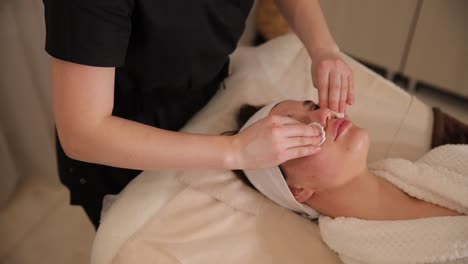 mujer recibiendo tratamiento facial en un spa