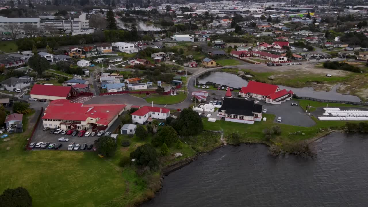 ohinemutu, aldea tradicional maorí histórica y asentamiento original en el lago rotorua, nueva zelanda