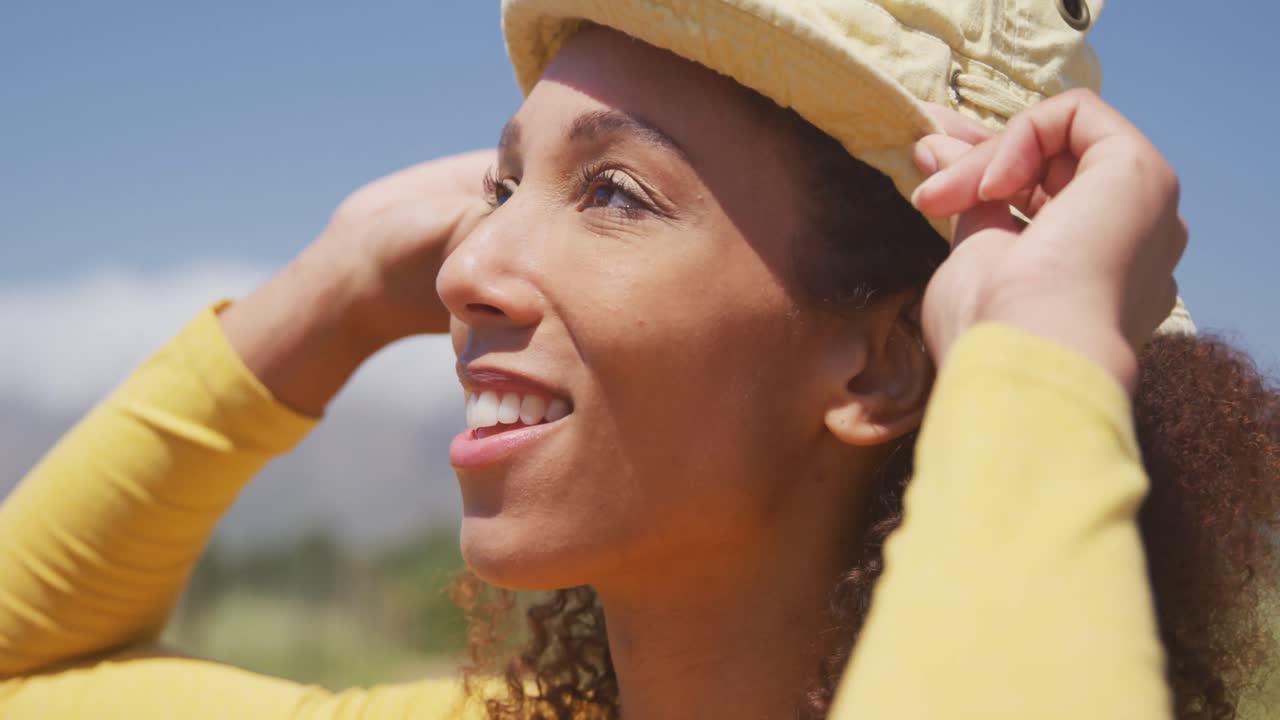 mujer disfrutando del sol al aire libre