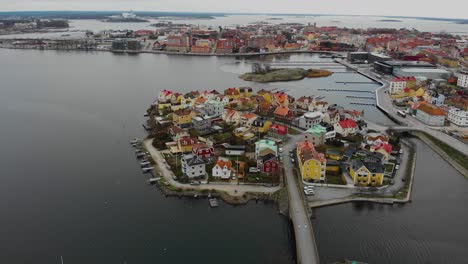 vista aérea de casas pintorescas en la isla paradisíaca sueca ekholmen en karlskrona, suecia-16