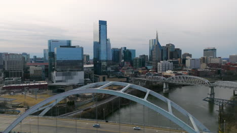 Cars-Driving-Through-Korean-Veterans-Memorial-Bridge-Over-Cumberland-River-In-Nashville,-Tennessee,-USA