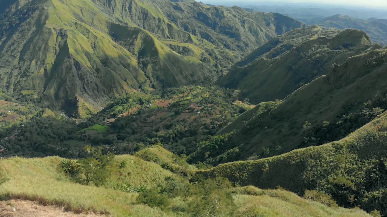 산의 경치를 보기 위해 걷는 소년의 공중 드론 샷