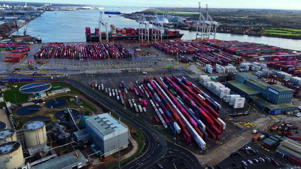 Rekaman panorama drone udara dari pelabuhan industri pengiriman kargo Southampton di Inggris. Pada hari musim dingin yang cerah dan berawan indah dengan sungai terlihat dan pabrik-pabrik di sekitarnya.