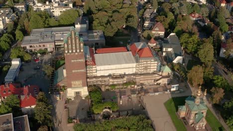 inclinándose hacia arriba para ver el mathildenhoehe en darmstadt en construcción en medio del centro jugendstil en un día de verano