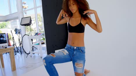 modelo posando para una sesión de fotos en el estudio de fotos 4k