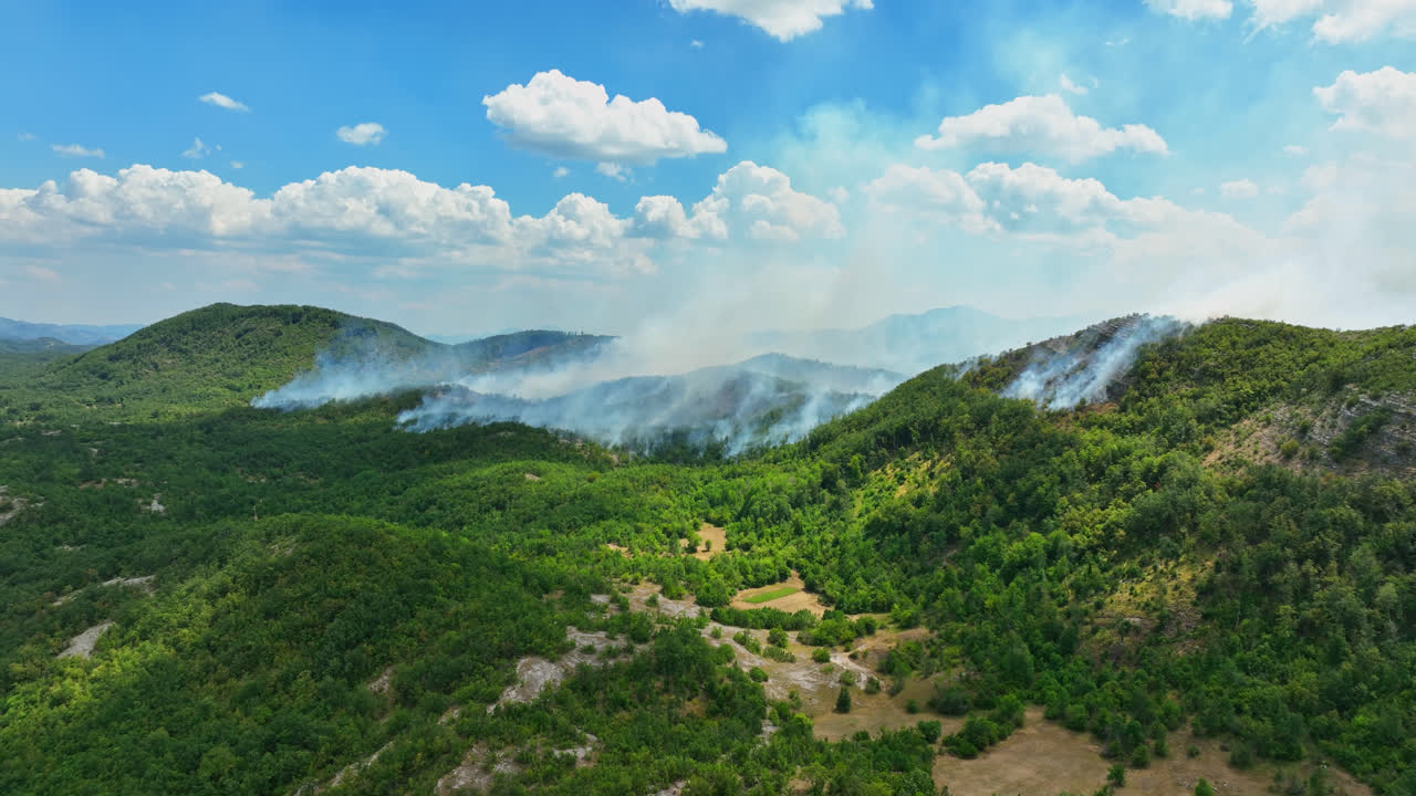 산의 숲에서 어나오는 산불 연기의 공중 회전, 은 날