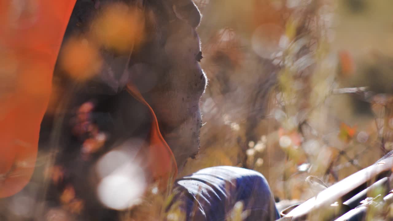 사냥꾼은 그의 소총으로 숲에서 기다립니다