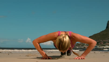 Fitte-Blondine-Macht-Liegestütze-Am-Strand