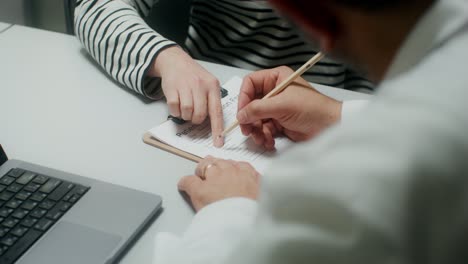 el médico que completa el formulario de información para el paciente