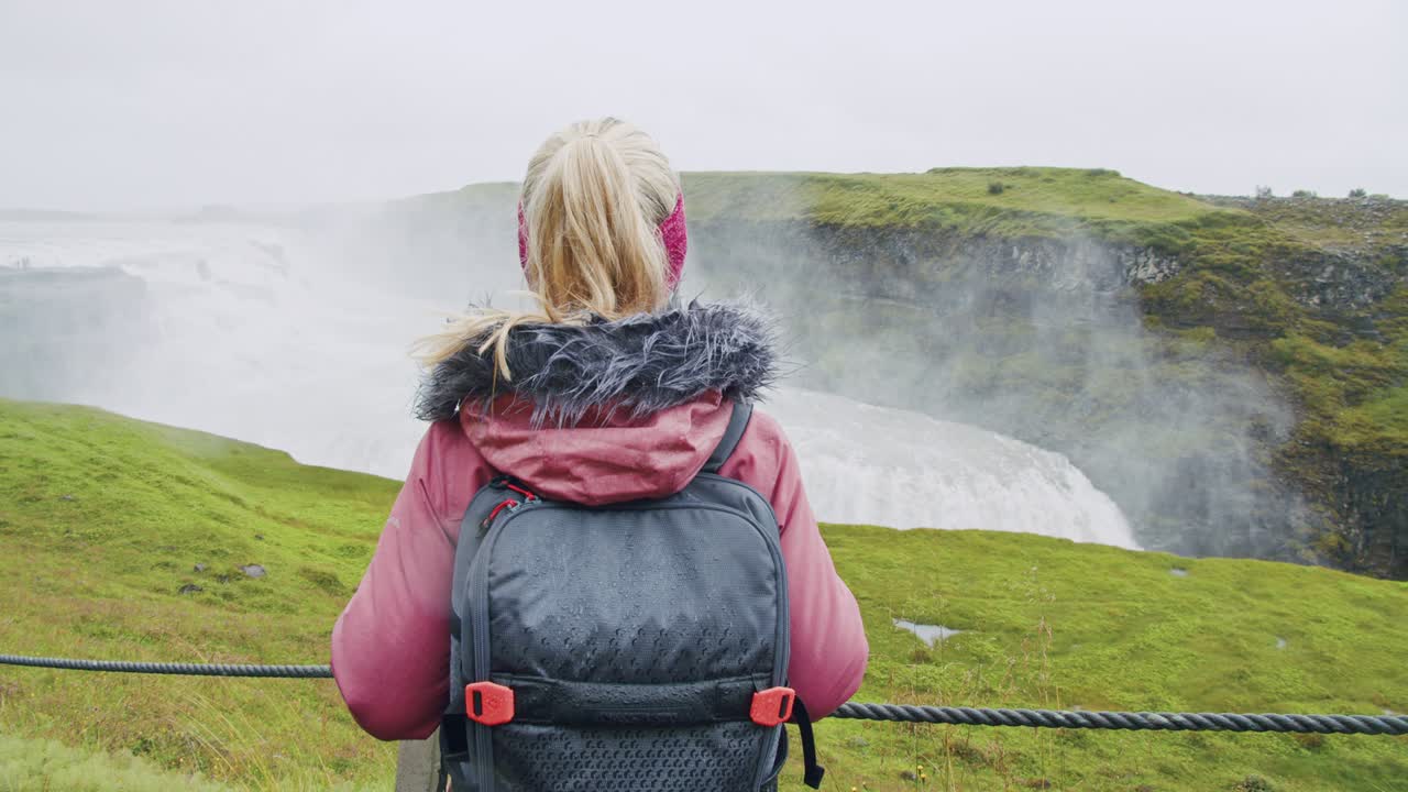 포스 폭포를 바라보는 여성 관광객 - 아이슬란드의 유명한 명소이자 랜드마크 목적지 - 골든 서클