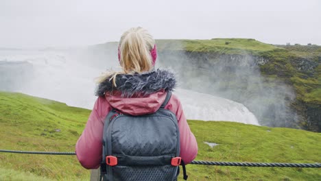 mujer turista mirando la cascada de gullfoss la famosa atracción y destino histórico de islandia en el círculo dorado