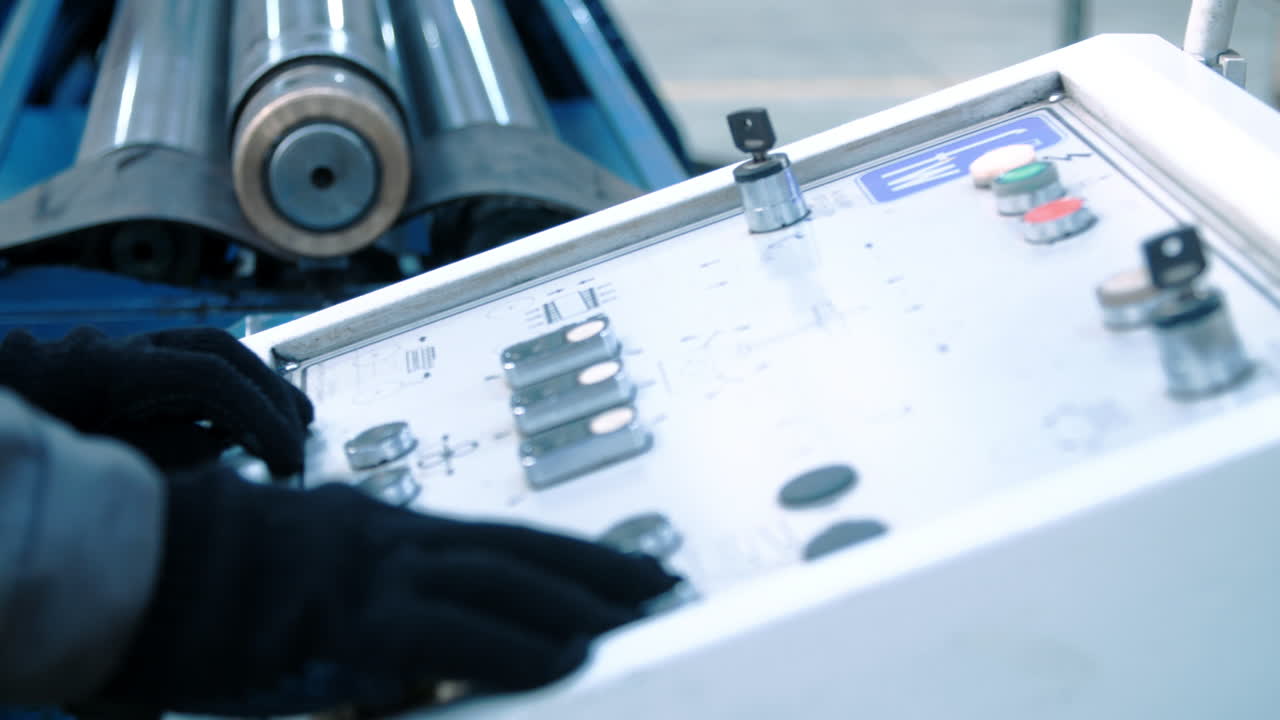 mano humana presionando botones y manejando la máquina de laminado. ingeniero controlando