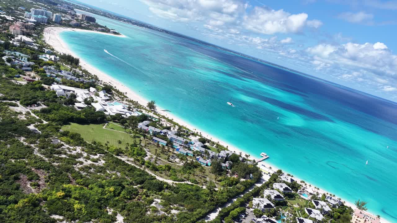 Grace Bay, em Turks e Caicos, no Território Ultramarino do Reino Unido. Paisagem urbana deslumbrante. Paisagem de praia. Edifícios altos. Grace Bay, em Turks e Caicos, Reino Unido. Plano de fundo caribenho