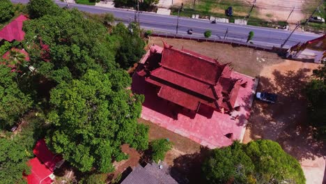 Vista-Aérea-Del-Templo-Budista-Rojo-En-Tailandia