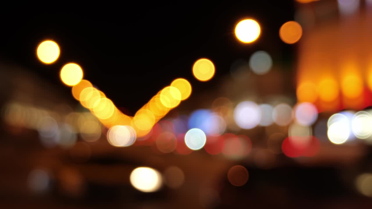 el tráfico nocturno en borrón. las luces nocturnas de la ciudad.