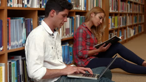 Estudiantes-Revisando-En-La-Biblioteca