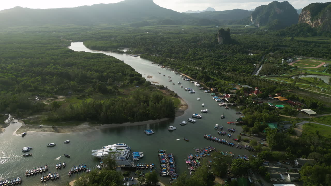 río son en tailandia con puerto de barcos turísticos