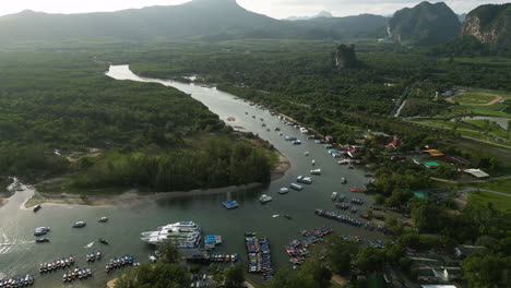 Son-River-In-Thailand-Mit-Touristischem-Bootshafen