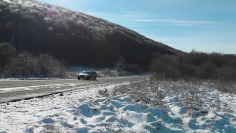 冬季在干燥的道路和雪地背景上开车的全景