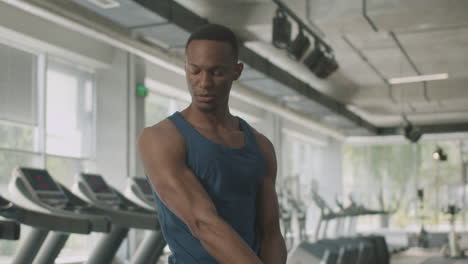 hombre atlético afroamericano en el gimnasio.