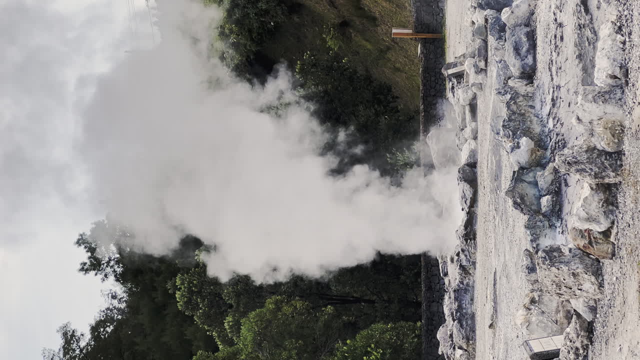 vertical de gas volcánico en furnas, são miguel azores