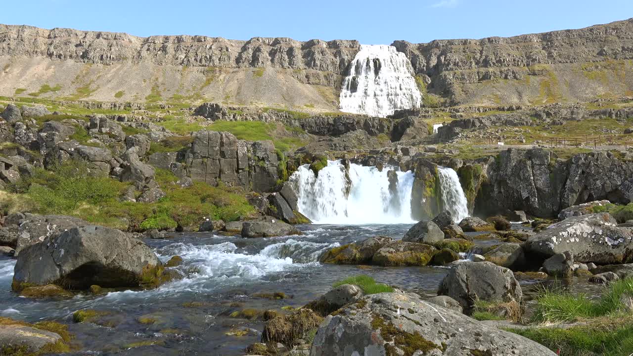 hermosa toma de establecimiento de la cascada dynjandi en los fiordos del oeste de islandia
