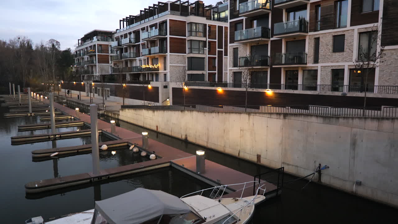 아침 파란 시간 동안 고급 주택과 아파트의 새로운 정박지 개발