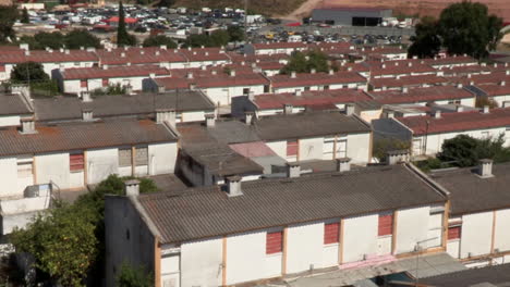 barrio en las afueras de lisboa con viviendas de baja altura con techos de hojalata, vista superior