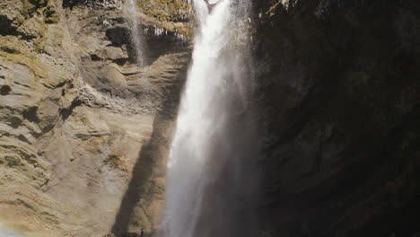 Cascada-Bajo-El-Sol-En-Islandia-En-Cámara-Lenta