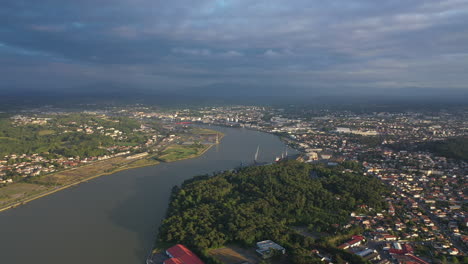 Fluss-Adour-Bei-Sonnenuntergang-Luftaufnahme-Der-Stadt-Anglet-Im-Französischen-Baskenland