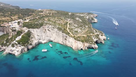 Luftaufnahme-Der-Berühmten-Blauen-Höhlen-Auf-Der-Insel-Zakynthos-Mit-Kalksteinfelsen,-Die-Bis-Zum-Ionischen-Meer-Hinunterreichen