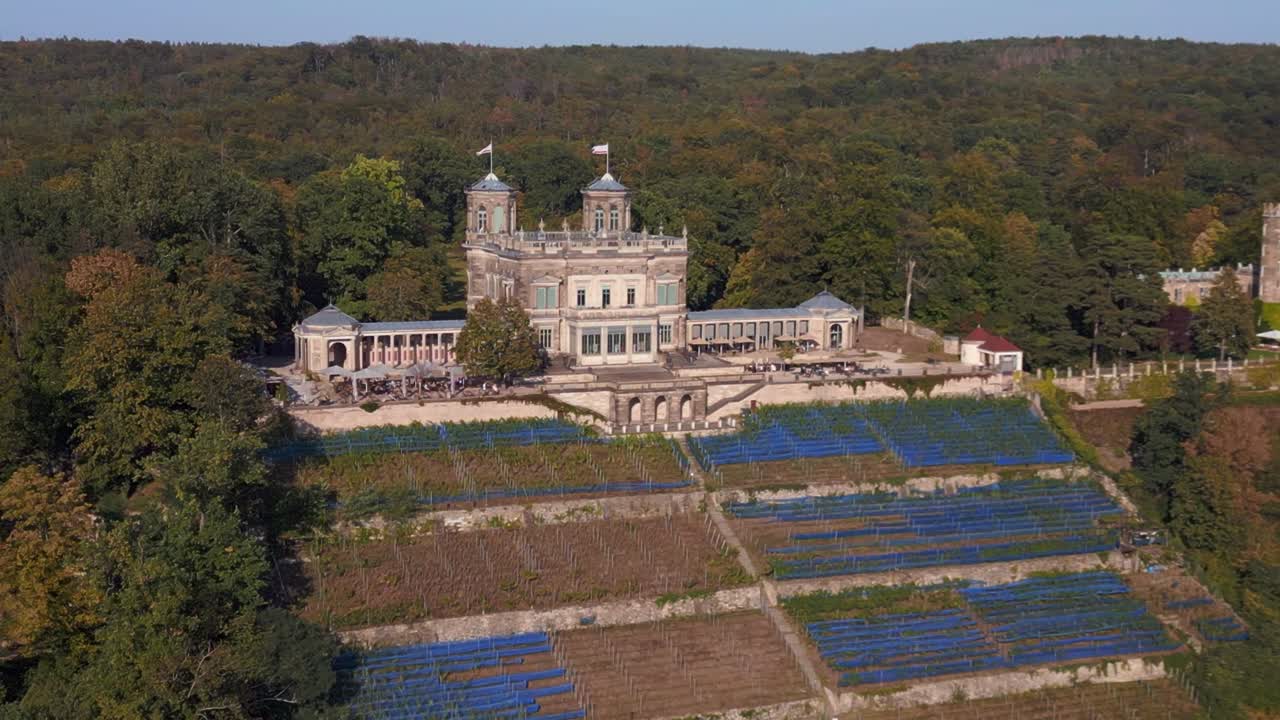 gran castillo majestuoso junto a un río tranquilo.