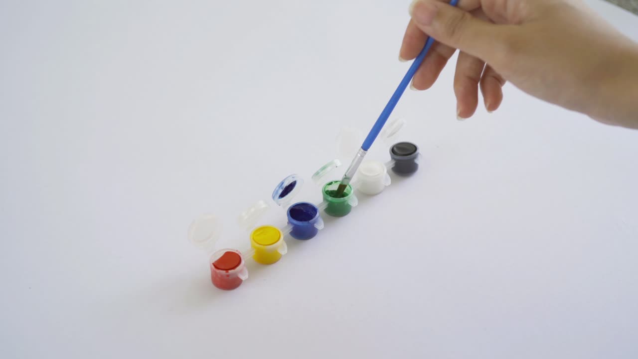 색 바탕에 다채로운 부활절 달을 손으로 칠합니다. 휴일에 음식 장식. 사람들의 생활 방식.