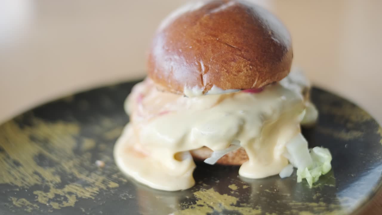 Cheeseburger med smeltet ost og salat