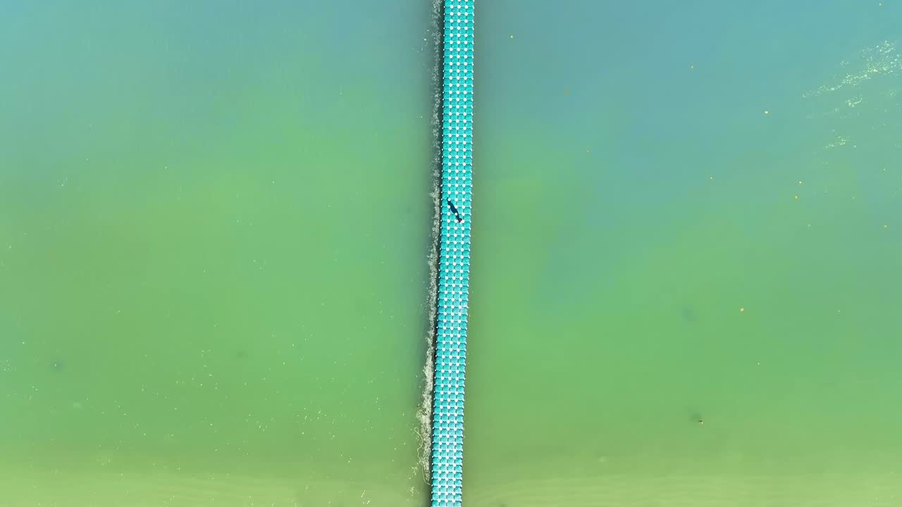 fotografía de un avión no tripulado de una playa en phuket, tailandia