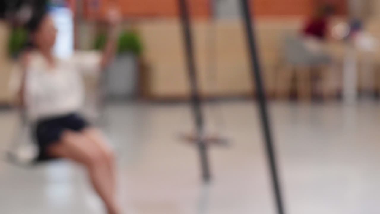 persona balanceándose en el interior, efecto de movimiento borroso