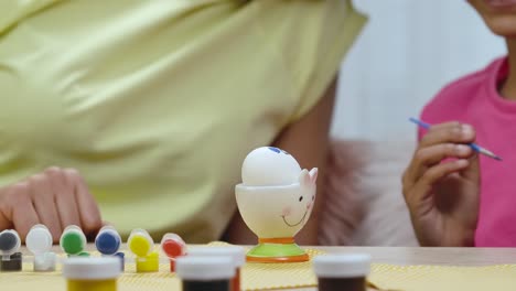 niños pintando huevos de pascua