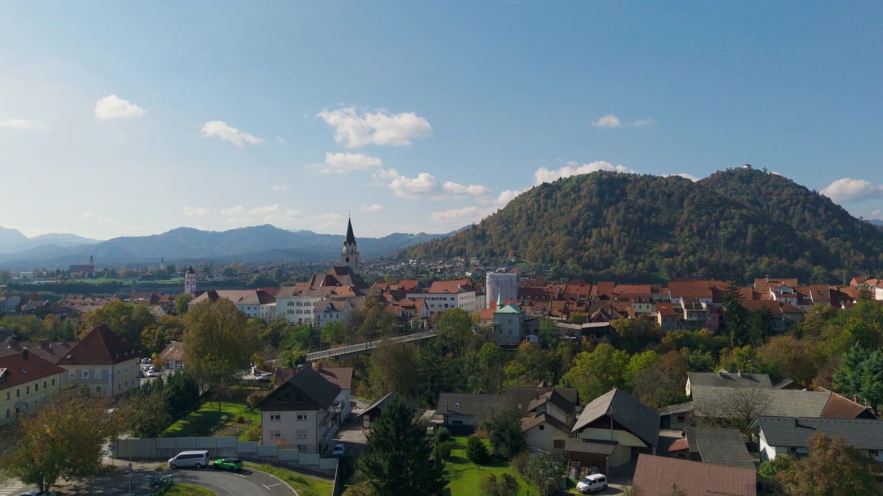 La vista aerea mostra Kranj, Slovenia, con il suo centro storico medievale, torri di chiese e il paesaggio circostante